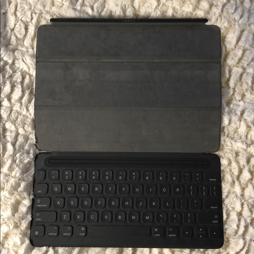 APPLE iPad Pro keyboard case.